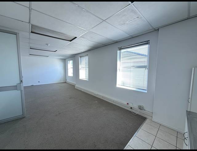 46.20M² BUILDING TO LET IN CLAREMONT
